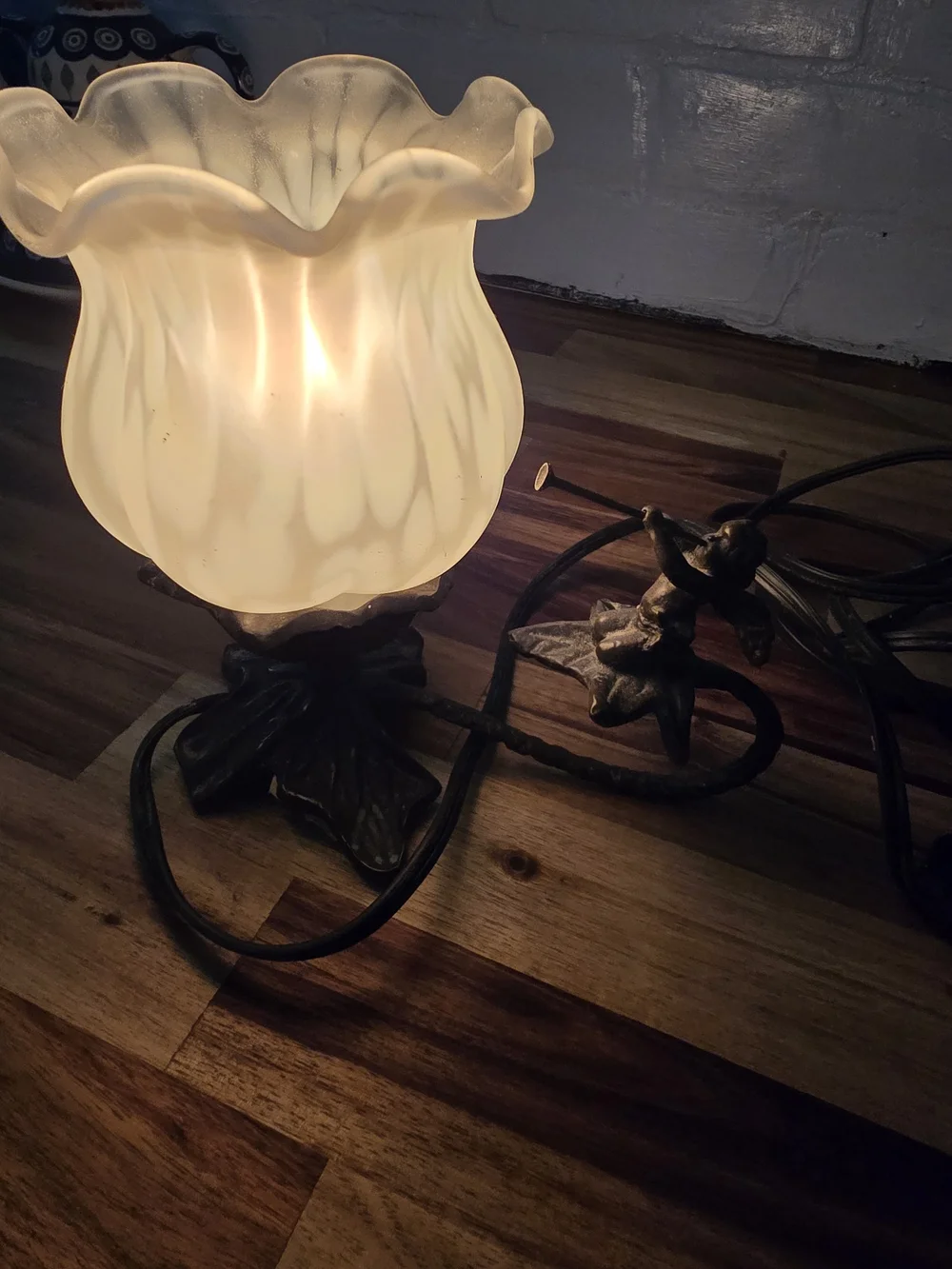 Antique-Style Cherub White Glass Table Lamp